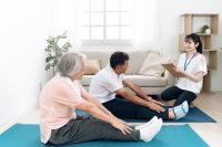 高齢者でもできるストレッチで体の硬さを改善！